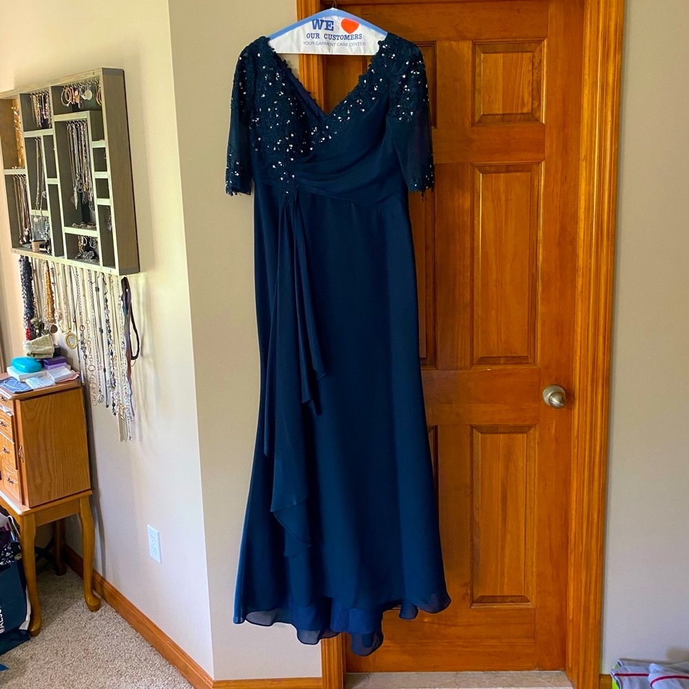 V-neck sheath chiffon evening dress sweep train Size 14 New with tags